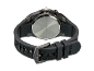 Parte de trás de um relógio de pulso preto com caixa metálica e bracelete de borracha.