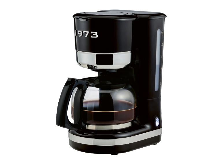 Máquina de café preta com jarra de vidro e detalhes prateados, cheia de café.