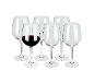 Seis copos de vinho, um cheio de vinho tinto, sobre fundo preto.