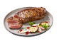 Bife de vaca suculento no ponto com acompanhamento de legumes num prato.