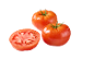 Dois tomates vermelhos inteiros e um tomate cortado ao meio com gotas de água.