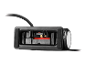 Compressor de ar portátil com mangueira e bico de enchimento, guardados num compartimento.
