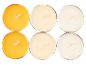 Seis velas tealight, duas amarelas, duas creme e duas brancas, sobre fundo preto.