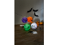 Lanternas e decorações de Halloween com morcegos, fantasmas, aranhas e abóboras.