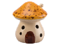 Difusor de aromas de cerâmica em forma de casa cogumelo com telhado laranja.