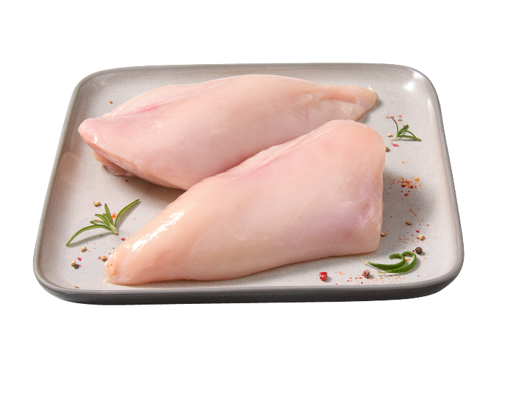 Dois peitos de frango frescos num prato cinzento com alecrim e especiarias.