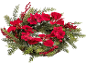 Coroa de Natal com flores de poinsétia vermelhas, bagas e folhagem verde.