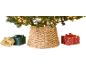 Saia de vime para árvore de Natal com presentes embrulhados sob uma árvore iluminada
