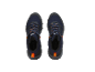 Um par de sapatos de caminhada azul escuro com detalhes laranja, vistos de cima.