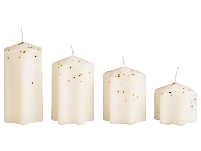 Quatro velas brancas de tamanhos variados com glitter dourado em forma de estrela.