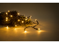 Luzes de Natal quentes em ramos de pinheiro, criando um ambiente festivo.
