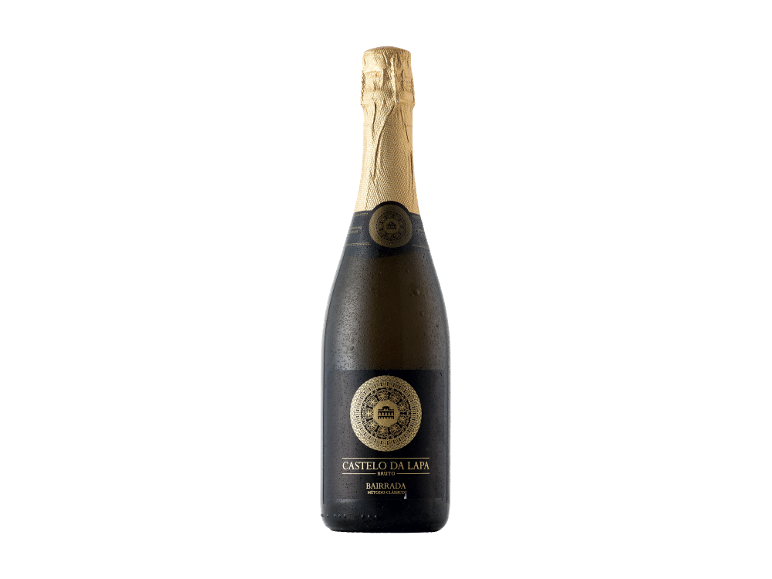 Garrafa de vinho espumante com folha dourada e rótulo preto com detalhes dourados.