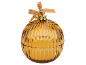 Bola de Natal de vidro âmbar com fita e sinos dourados.