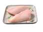 Dois peitos de frango frescos num prato cinzento com alecrim e especiarias.
