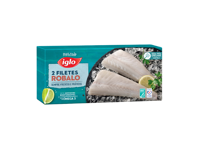 Dois filetes de robalo no gelo com limão e salsa, ideais para grelhar com pele.