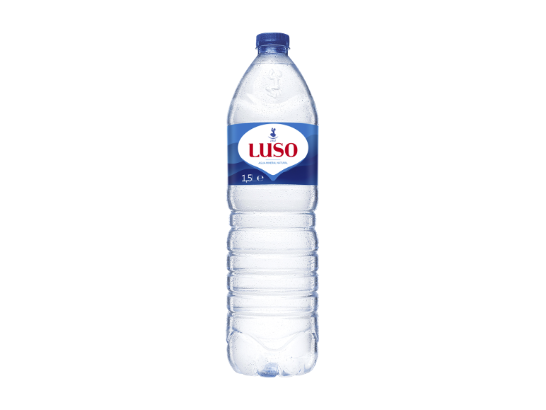 Garrafa de água mineral com rótulo azul e gotas de água.