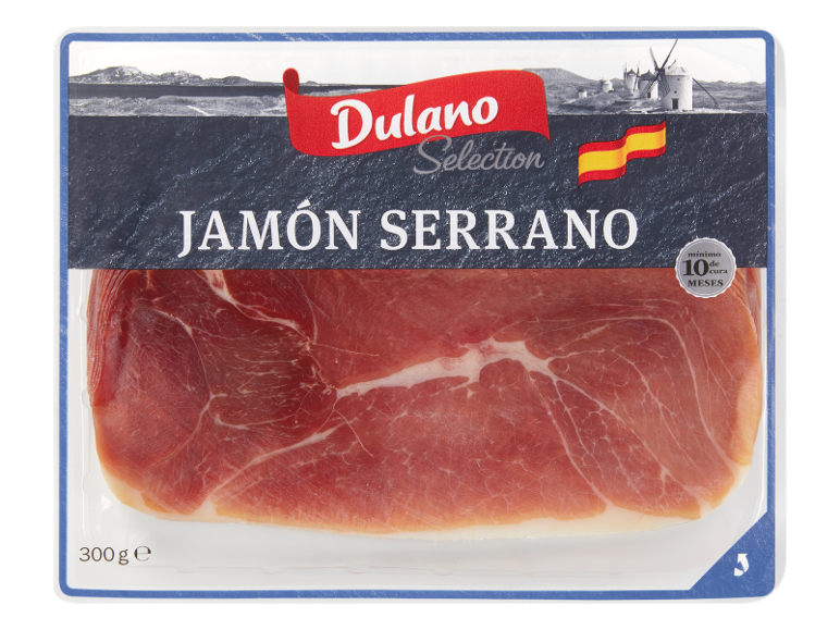 Embalagem de presunto Serrano fatiado, com bandeira espanhola e moinhos de vento ao fundo.