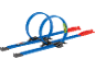 Pista de corrida de carros de brinquedo azul com loops e dois carros, um verde e um azul.
