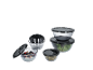 Conjunto de taças de vidro transparente com tampas pretas, cheias de salada, iogurte e azeitonas.