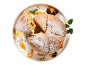 Panettone com açúcar em pó, pedaços de fruta cristalizada e decoração de hortelã e laranja.