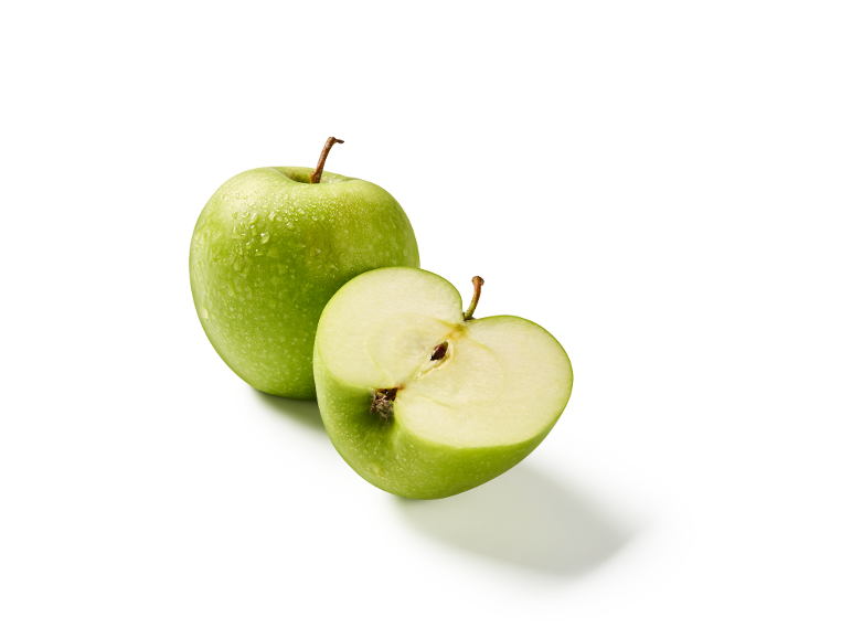 Maçã verde inteira e meia maçã com gotas de água sobre fundo branco.