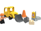 Conjunto de brinquedos de construção com escavadora amarela, figura de trabalhador e acessórios.