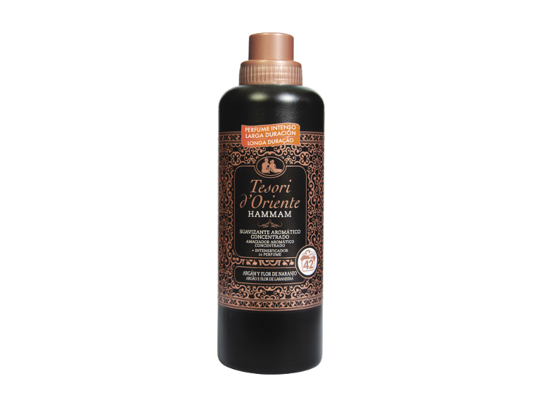 Garrafa escura de amaciador de roupa com aroma de argão e flor de laranjeira.