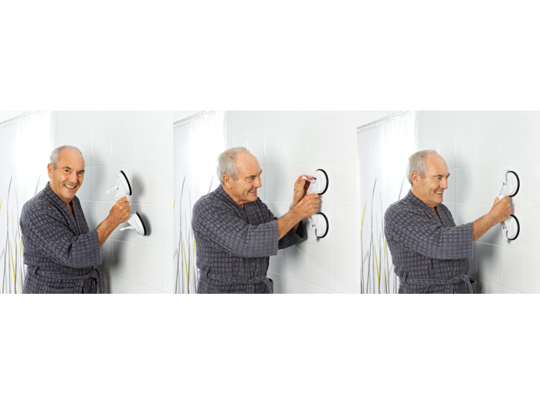 Homem idoso sorridente instalando uma barra de apoio com ventosa em um banheiro azulejado.