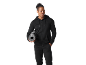 Homem de fato de treino preto a segurar um tapete de ioga.