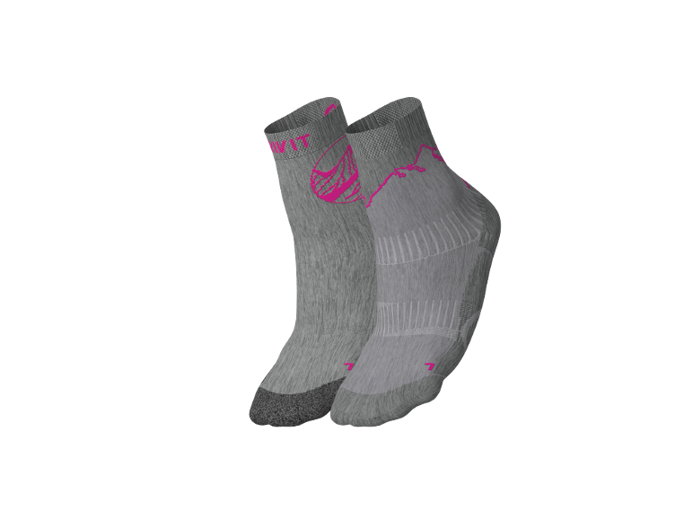 Par de meias desportivas cinzentas com detalhes em rosa fúcsia e design de montanha.
