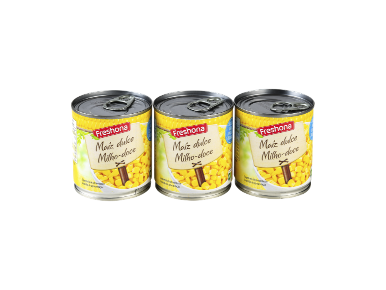 Três latas de milho doce com rótulos amarelos, apresentando grãos de milho e texto.