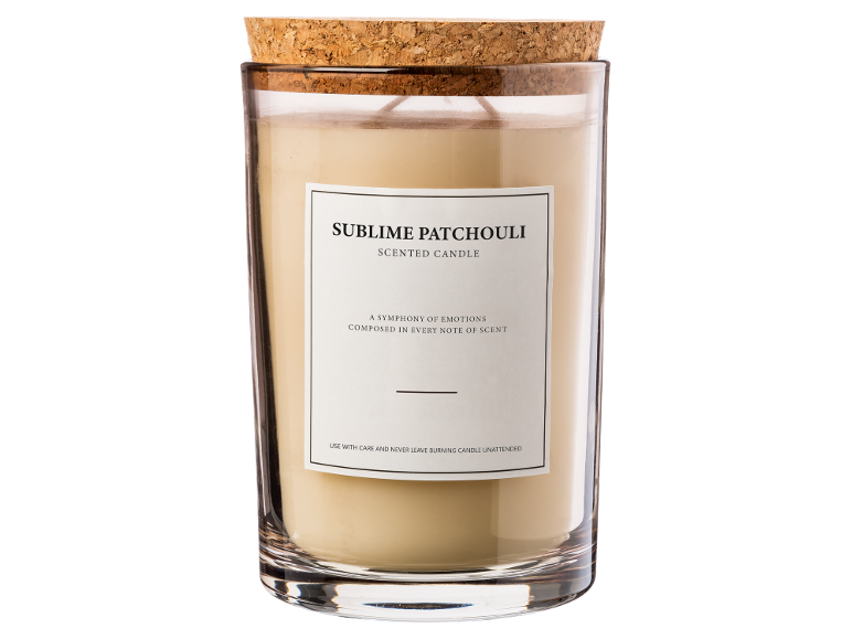 Vela perfumada em frasco de vidro com tampa de cortiça, rotulada 'Sublime Patchouli'.