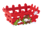 Cesto de feltro vermelho com decoração de Natal: rena, árvores e floco de neve.