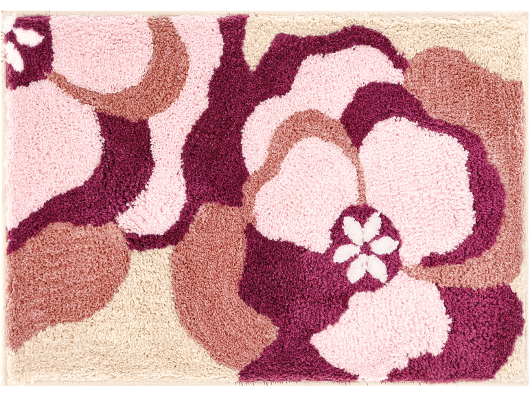 Tapete de banho floral com padrão abstrato de flores em tons de rosa, roxo e bege.