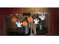 Decorações de Halloween com abóboras e fantasmas, dispostas numa caixa de madeira.