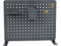 Painel perfurado cinzento com prateleira, suporte para canetas e dois ganchos.