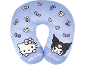 Almofada de viagem azul claro em forma de U com motivos de gato e coelho, corações e laços.