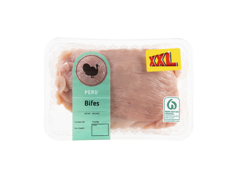 Embalagem XXL de bifes de peru crus, com o rótulo «BEM-ESTAR ANIMAL».