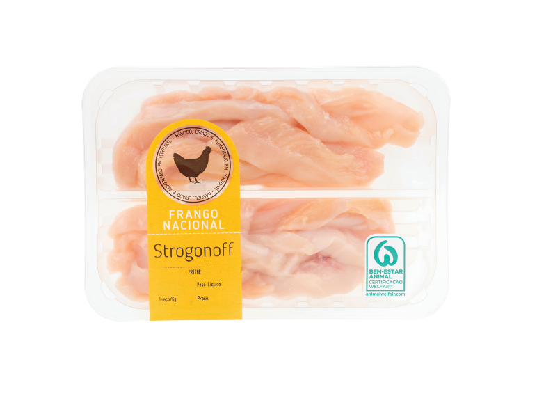 Embalagem de pedaços de frango cru para Strogonoff, rotulada 'FRANGO NACIONAL' com certificação de bem-estar animal.