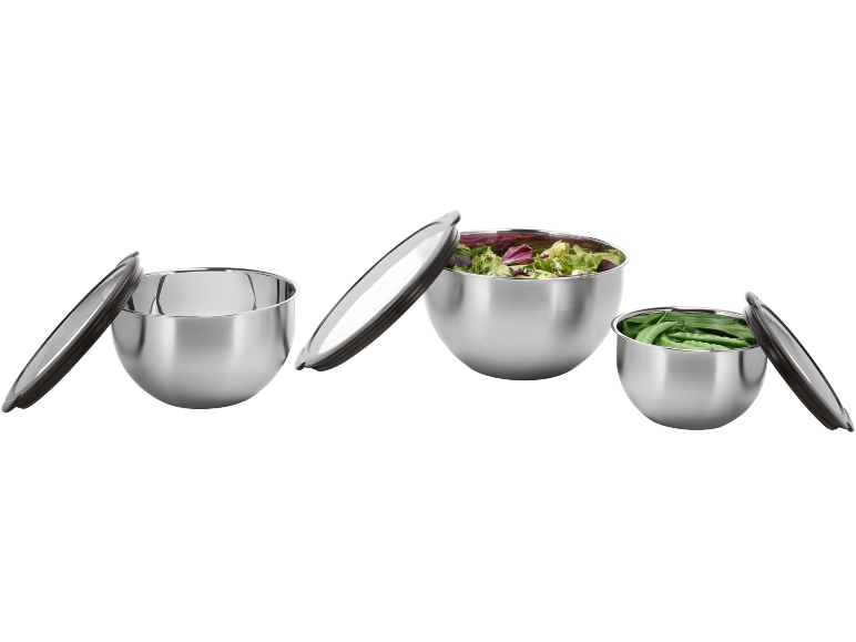 Três tigelas de aço inoxidável com tampas, duas cheias de salada e ervilhas.