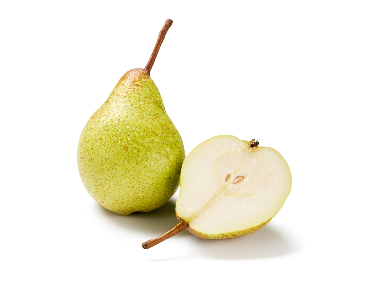 Pera verde inteira e uma pera cortada ao meio, com gotas de água.