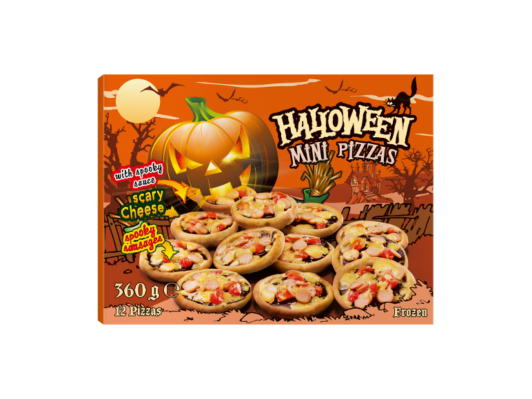 Mini pizzas de Halloween com salsichas, queijo e molho, num fundo de abóbora e lua.