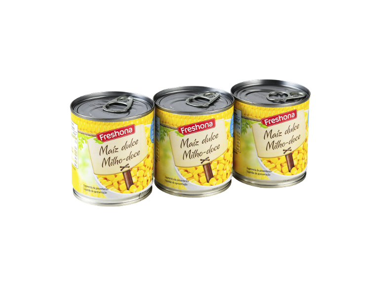 Três latas de milho doce com rótulos amarelos, apresentando um design de placa de madeira.
