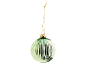 Bola de Natal verde e branca às riscas, pendurada por um cordão dourado.
