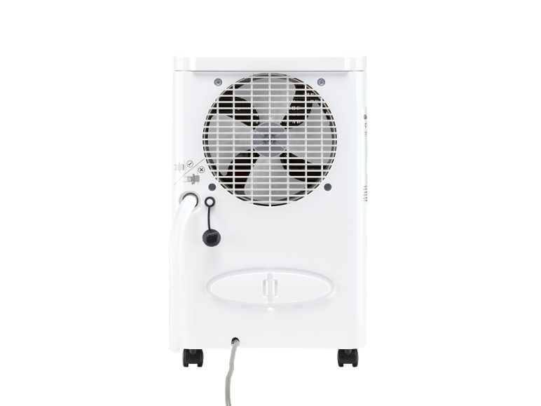 Parte traseira de um refrigerador de ar branco com ventoinha, tubo de drenagem e cabo de alimentação.