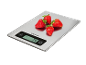 Balança de cozinha digital com morangos, exibindo '74 g'.