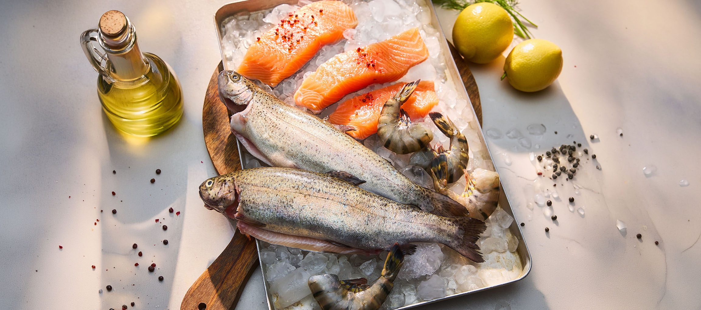 Peixe fresco e marisco no gelo, com limões e azeite.