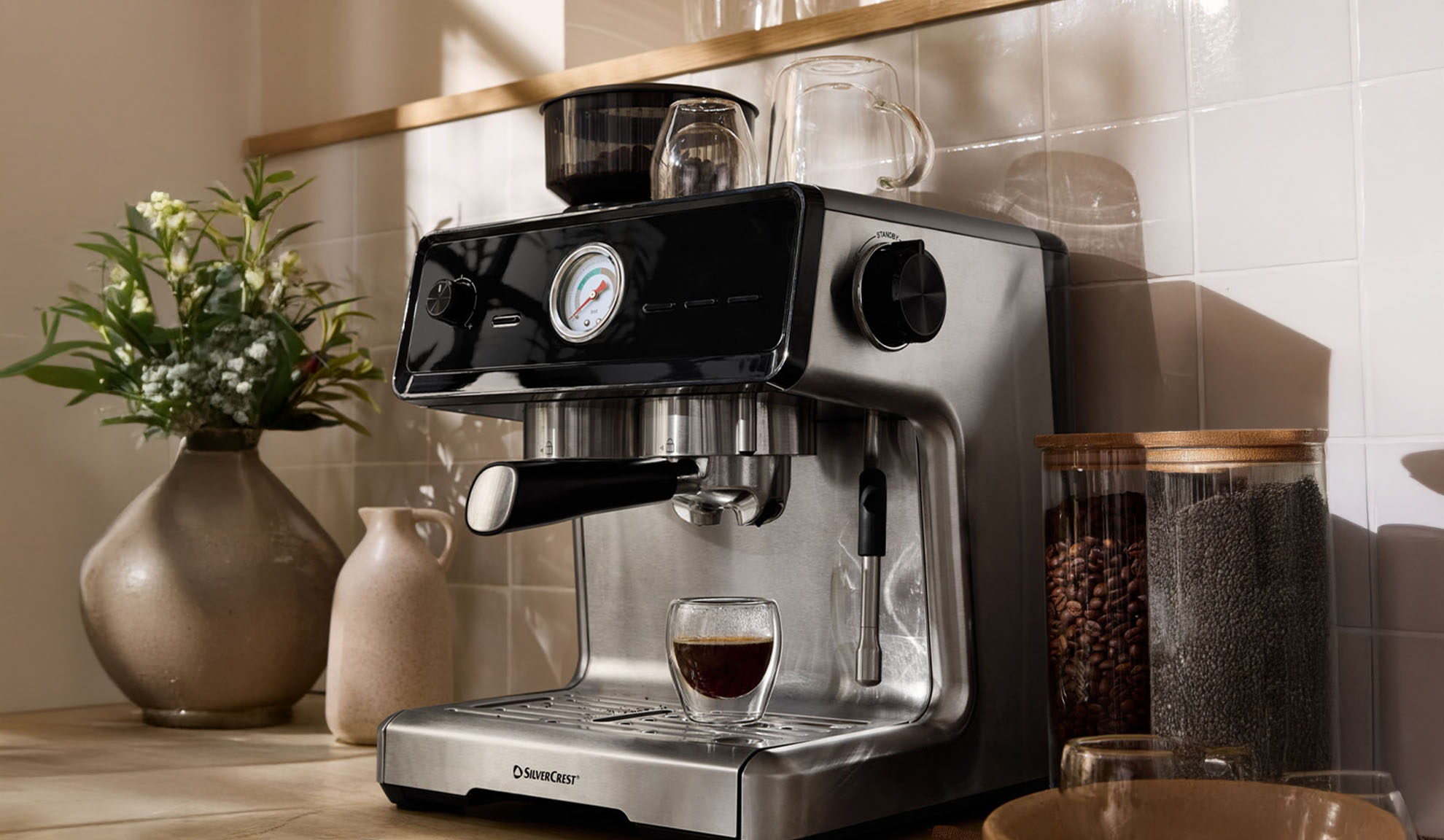Máquina de café SilverCrest em bancada de cozinha com grãos de café e sementes de chia.
