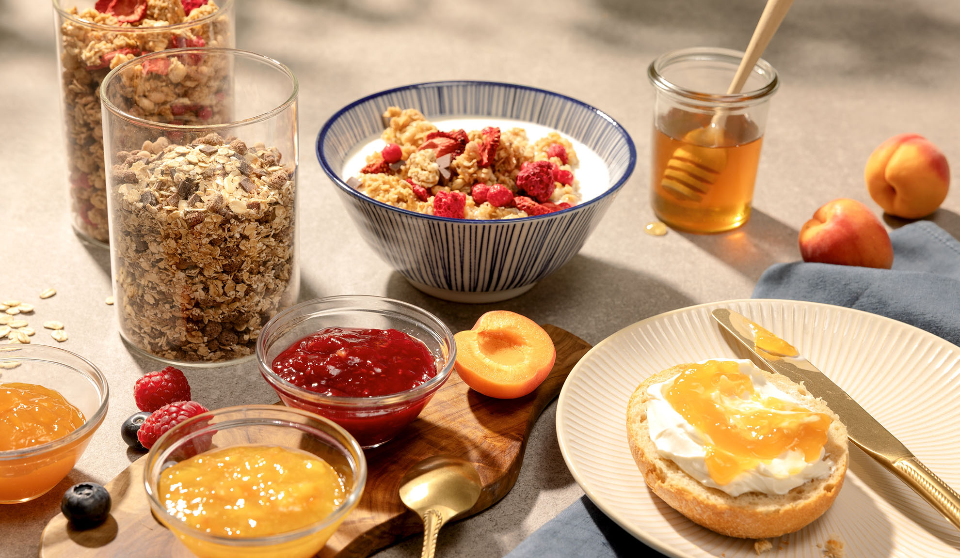 Pequeno-almoço com granola, mel, compota e fruta fresca.