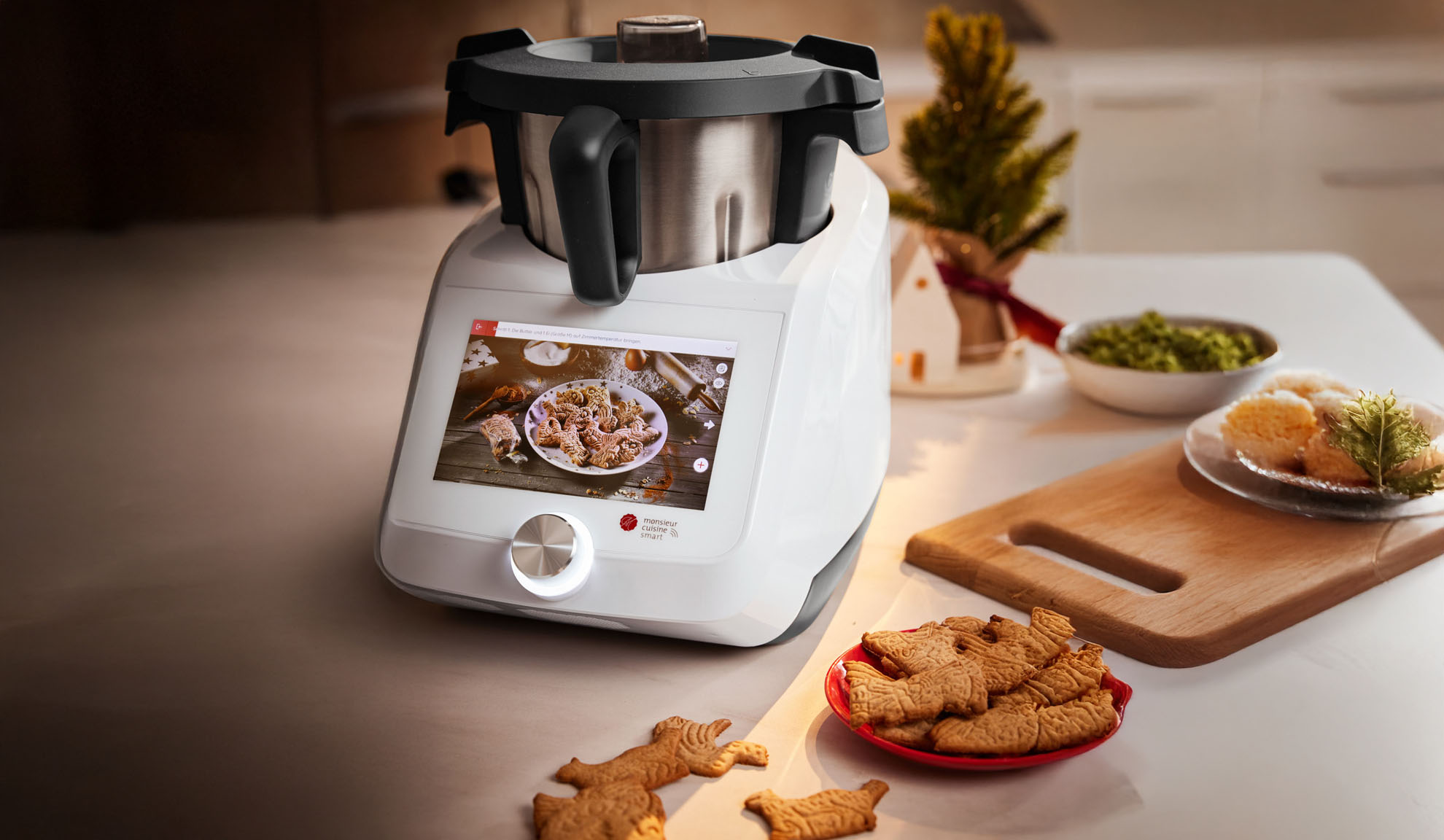Robô de cozinha Monsieur Cuisine Smart com ecrã tátil, biscoitos e decoração natalícia.